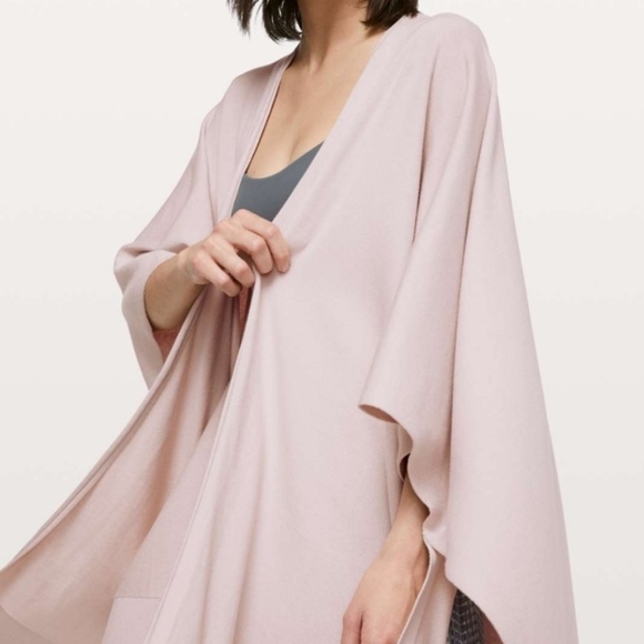 NWT lululemon Free To Coast Wrap in Black - Picture 9 of 9